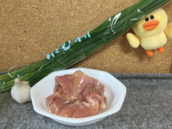 小ネギ好きなら!黒胡椒ニンニクポン酢の鶏もも肉(糖質8.6g)