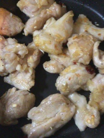 小ネギ好きなら!黒胡椒ニンニクポン酢の鶏もも肉(糖質8.6g)