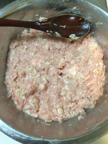 照りと肉汁が旨い皮なし肉シューマイ
