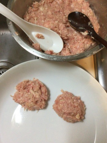 照りと肉汁が旨い皮なし肉シューマイ