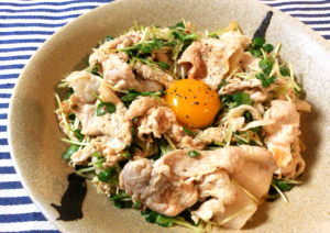 主食系ガッツリサラダ。柔豚オイマヨキムチはちょこっと3分。(糖質5.9g)
