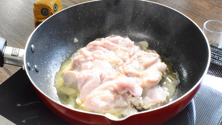 蘇る鶏の旨み。オニオンチキンの柔らか黒胡椒煮ステーキ（糖質5.2g）