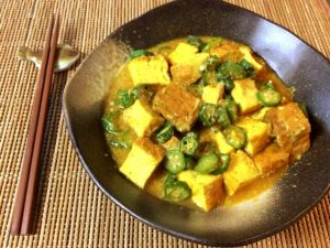 極上カレーの旨さ。オクラ厚揚げのとろりコンソメカレー煮(糖質6.1g)