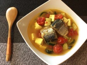 切って煮るだけ。コンソメ本ダシの鯖缶トマトカレースープ(糖質5.7g)