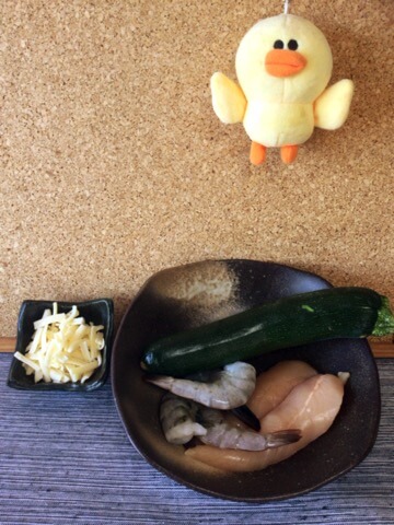 香る胡麻風味。海老ささみのカレーピザ風ズッキーニ焼き(糖質4.0g)