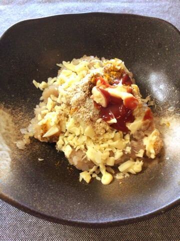 香る胡麻風味。海老ささみのカレーピザ風ズッキーニ焼き(糖質4.0g)