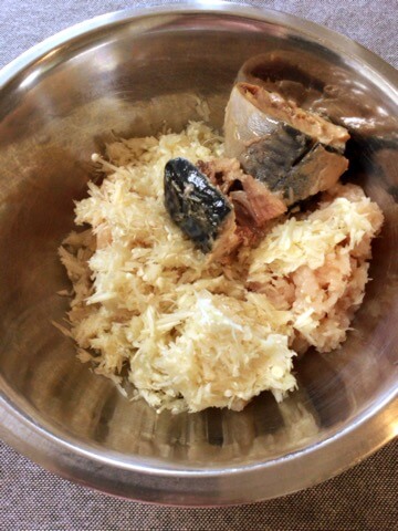 オイマヨ鯖缶チキンの辣油酢胡椒ロール（糖質4.4g）
