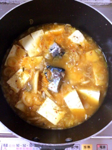 準備最楽のサバ水煮キムチコンソメ葱豆腐鍋