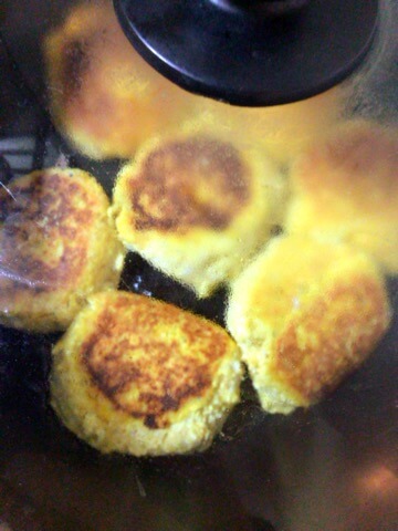 海鮮厚揚げのカレーチーズお月見お焼き