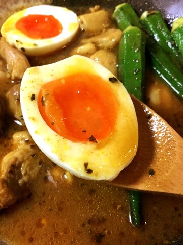 喉鳴る本格バジル味噌バタースープカレー