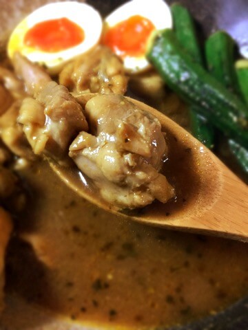 喉鳴る本格バジル味噌バタースープカレー
