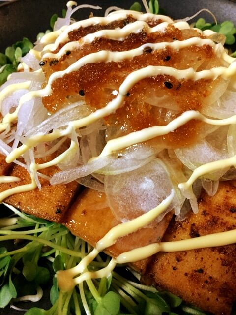 一味マヨジュレぽん酢の玉葱厚揚げステーキ