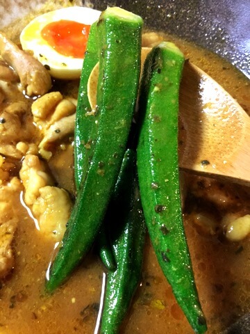 喉鳴る本格バジル味噌バタースープカレー