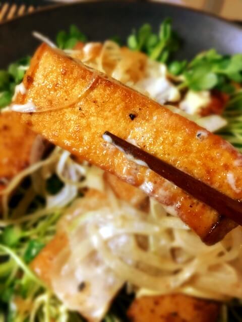 一味マヨジュレぽん酢の玉葱厚揚げステーキ