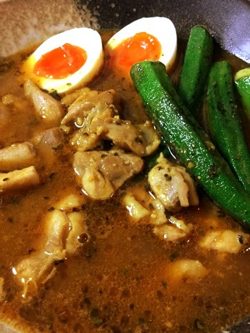 喉鳴る本格バジル味噌バタースープカレー