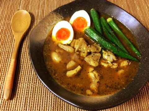 喉鳴る本格バジル味噌バタースープカレー