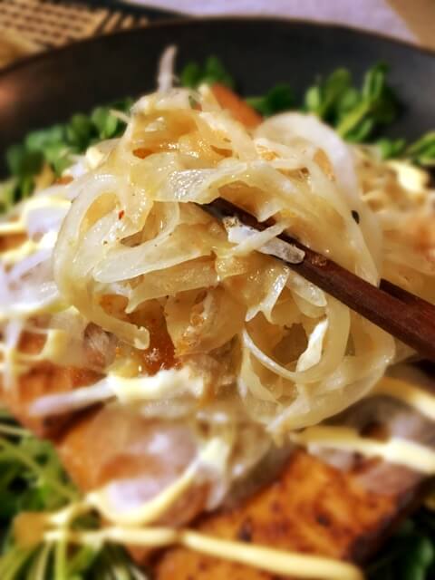 一味マヨジュレぽん酢の玉葱厚揚げステーキ