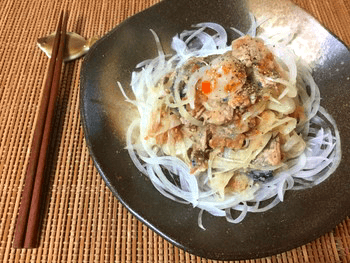 梅味噌おろしの鉄板サバ水煮オニオンサラダ