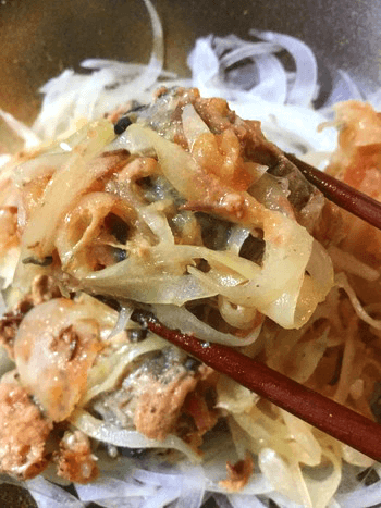 梅味噌おろしの鉄板サバ水煮オニオンサラダ