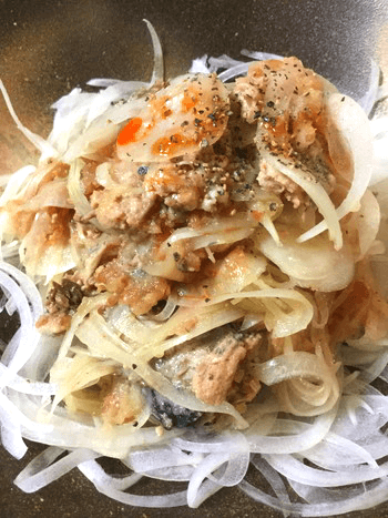 梅味噌おろしの鉄板サバ水煮オニオンサラダ