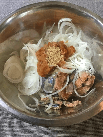梅味噌おろしの鉄板サバ水煮オニオンサラダ