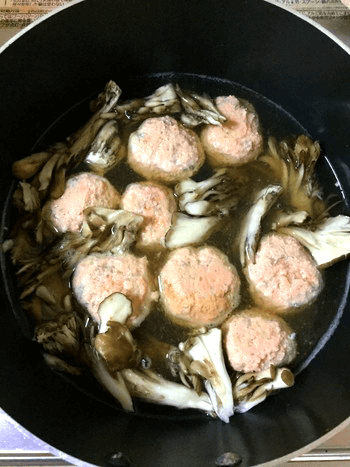 ふわり鮭キノコ団子の出汁柚子胡椒鍋