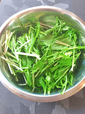 カリカリ豚こまオーロラカレークミン水菜サラダ