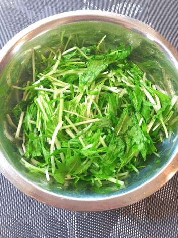 カリカリ豚こまオーロラカレークミン水菜サラダ