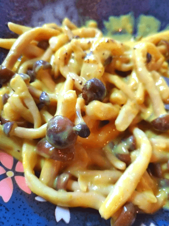 濃厚戸惑うカレーチーズキノコカルボナーラ