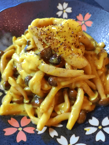 濃厚戸惑うカレーチーズキノコカルボナーラ