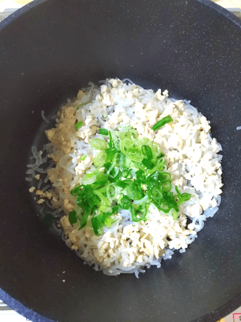 香り格別そばめし風エスニック海老炒飯