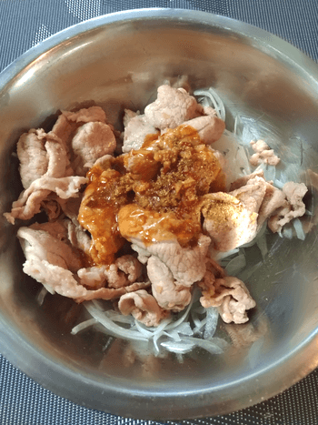ビリリと旨い山椒香味焼き豚オニオン