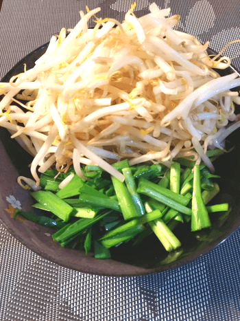 モヤシ好きハウス。レンチン一発黒ゴマ坦々麺風鶏サラダ(糖質6.6g)