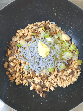 がっつり満足感。沢庵シラスバター醤油の和風ネギ炒飯風(糖質5.0g)