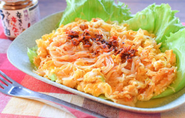 お安く絶品。麺感抜群の食べる辣油のペペたま白滝パスタ（糖質5.9g）