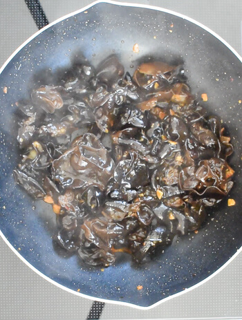 地味でも強烈！毎日食べたい黒酢ラー油の衝撃きくらげ炒め（糖質4.5g）