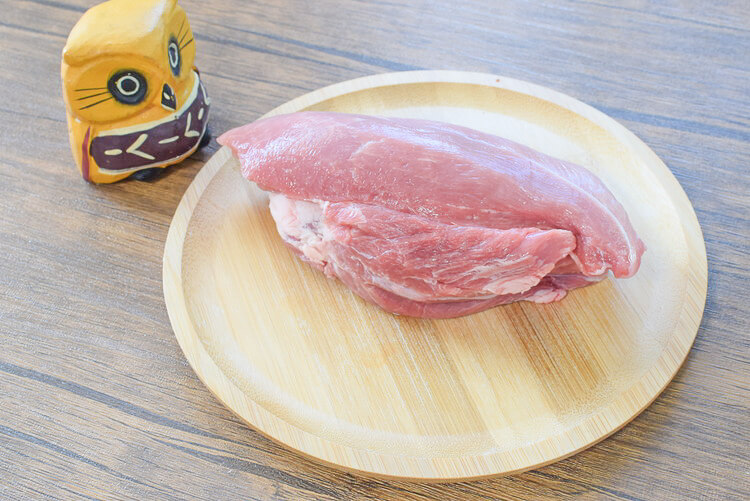 一皿300円！とても牛なご馳走肉汁ポーク赤ステーキ（糖質8.2g）